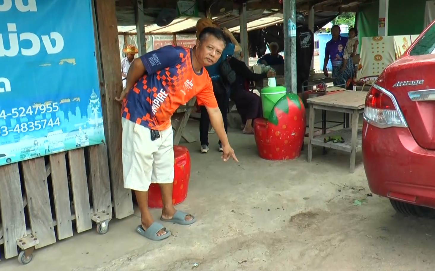 บุรีรัมย์ หนุ่มเพี้ยน ถือมีดขู่ชาวบ้าน ผญบ.เข้าปราม โดนอีโต้ฟันนิ้วหวิดขาด