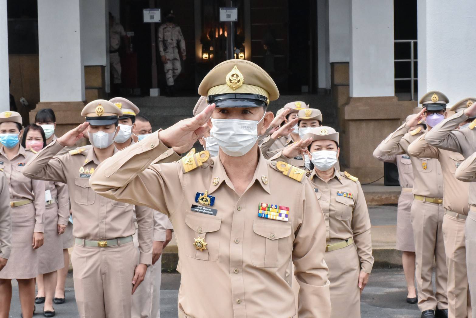 รองผู้ว่าฯร้อยเอ็ด นำส่วนราชการเคารพธงชาติ เพื่อปลูกจิตสำนึกและสร้างความภาคภูมิใจในความเป็นชาติไทย 