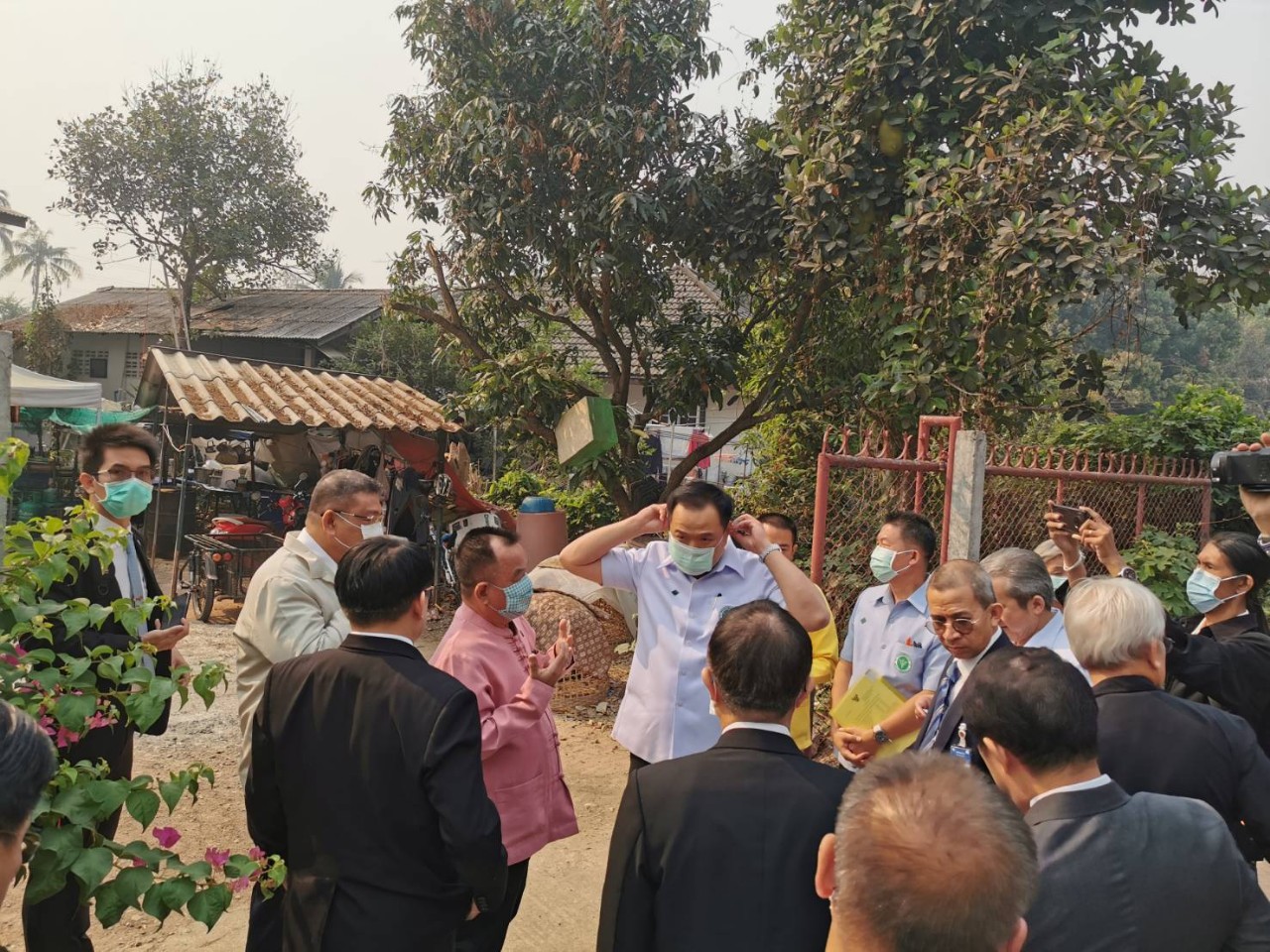 รองนายกรัฐมนตรีและรมว.สาธารณสุข ตรวจเยี่ยมชุมชนต้นแบบการจัดการดูแลประชาชนกลุ่มเสี่ยงที่กลับมาจากประเทศระบาดโควิด-19