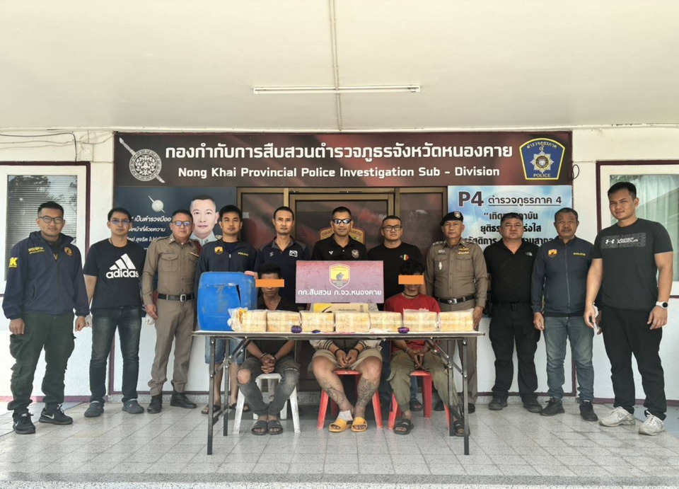 ล่าระทึกหนองคาย! ซิ่งเก๋งแหกด่านชนบ้านชาวบ้าน สิ้นฤทธิ์ยางแตก รวบ 3 นักบินยึดยาบ้า 4.2 หมื่นเม็ด