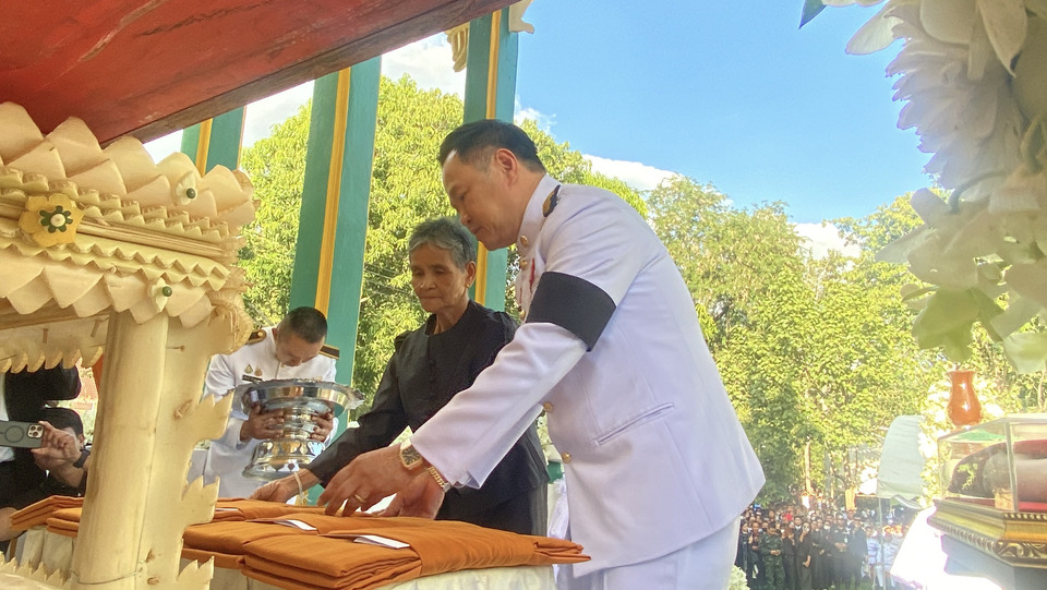 “นายกฯ อนุทิน” ร่วมพิธีพระราชทานเพลิงศพ จ.ส.อ.สำเริง สดุดีวีรกรรมผู้กล้า ย้ำเสียสละเพื่อชาติไม่สูญเปล่า