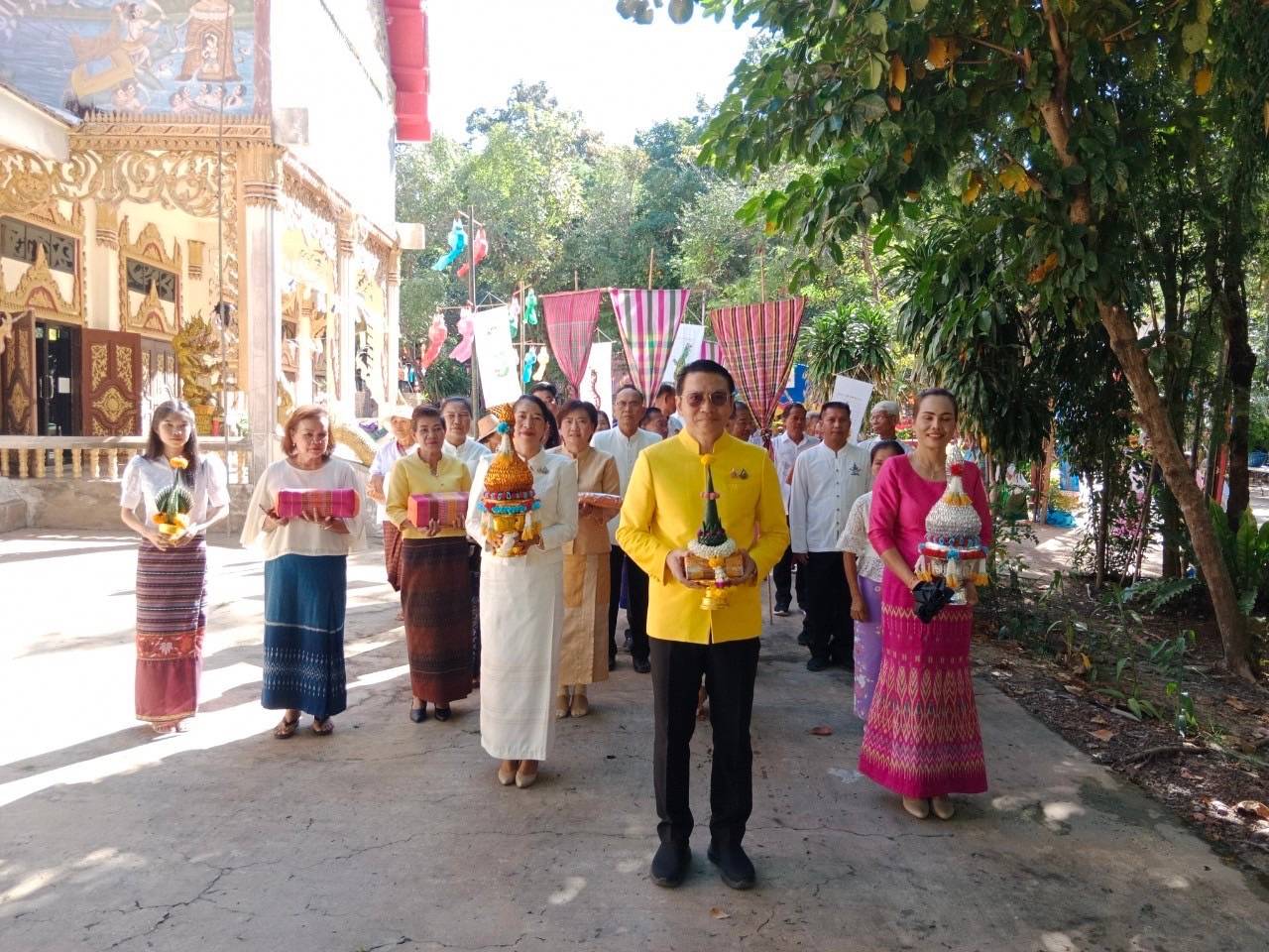 อำเภอคำเขื่อนแก้วทอดถวายกฐินสามัคคีวัดบ้านนาส่อนจังหวัดยโสธรยอดถวายปัจจัย 3.1แสนบาท 