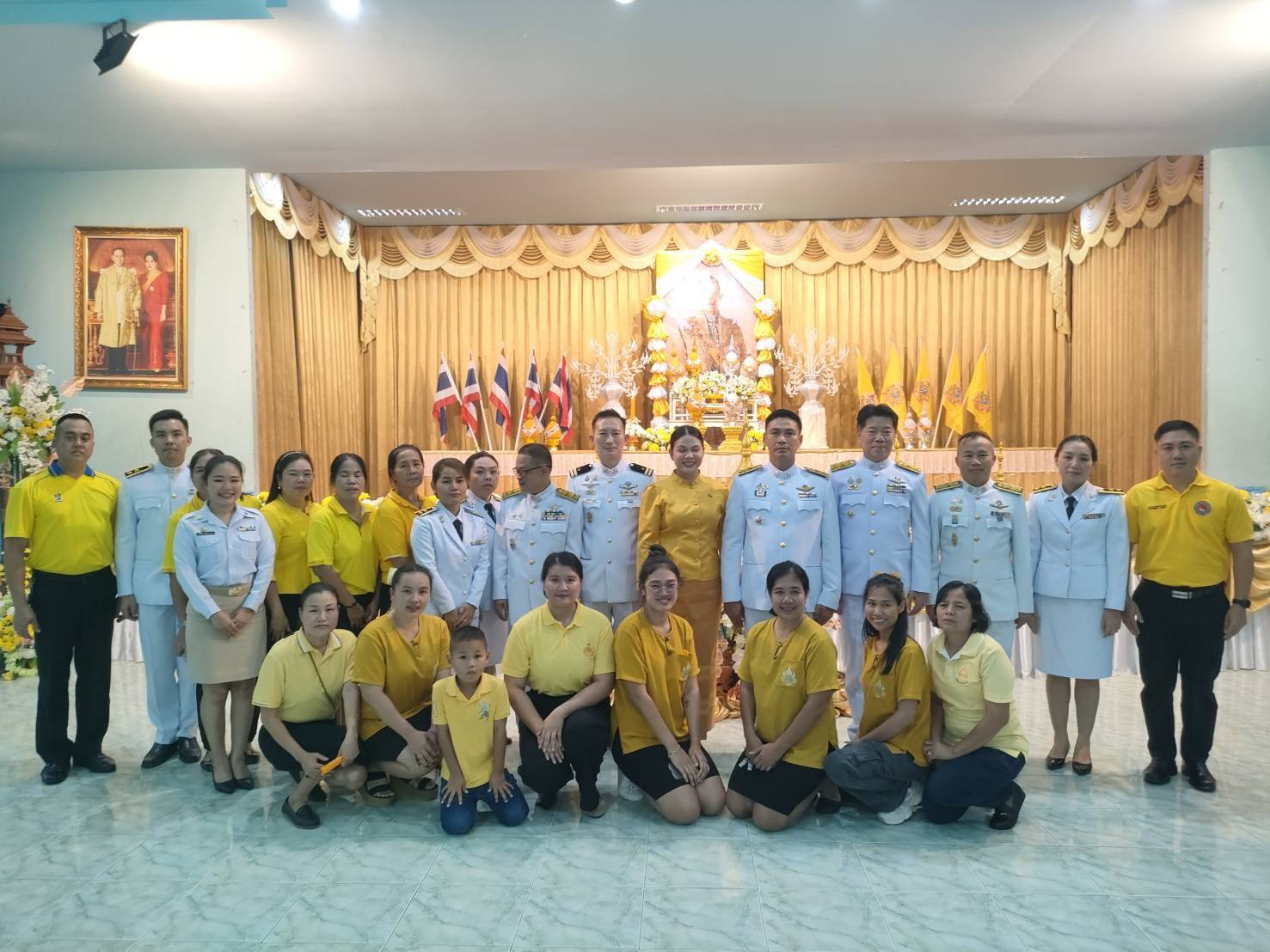 นายอำเภอท่าสองยาง ประธานพิธีถวายเครื่องราชสักการะ วางพานพุ่ม และพิธีจุดเทียนถวายพระพรชัยมงคล