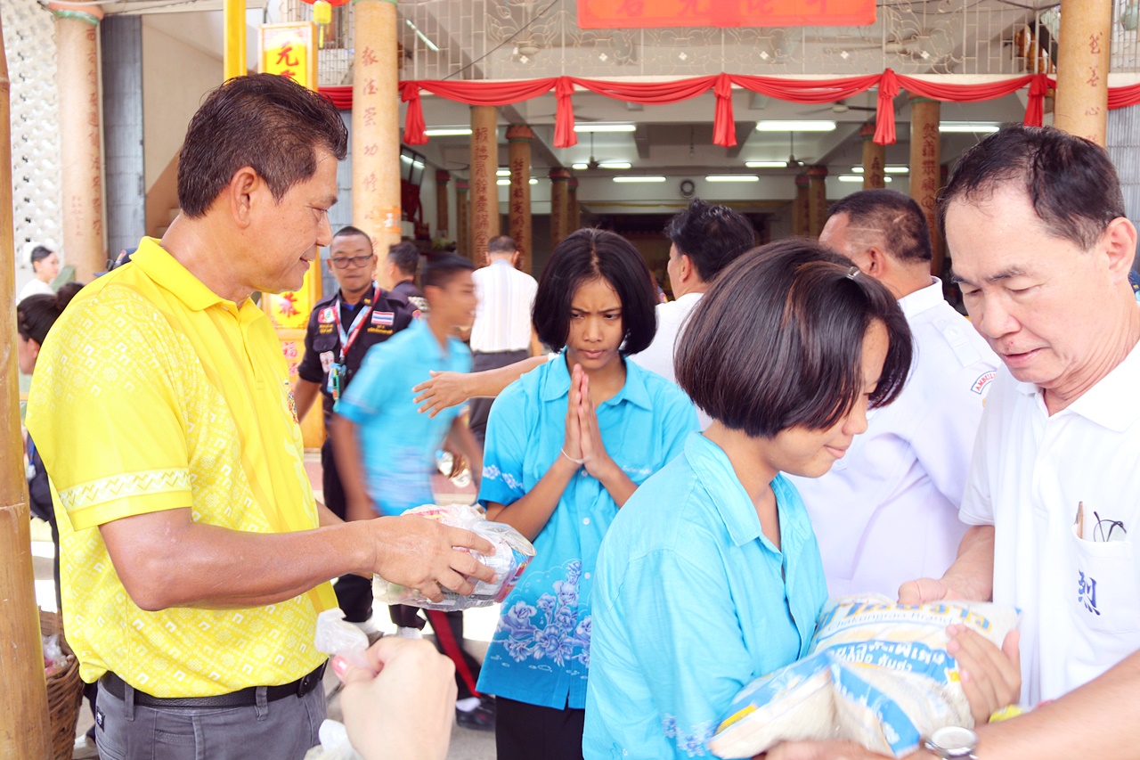 ประชาชนเกือบ2 พันคนแห่รับข้าวสารอาหารแห้งในประเพณีทิ้งกระจาดประจำปี 2567  ที่ชลบุรี