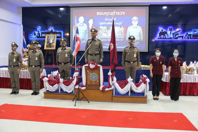 ผู้ช่วย ผบ.ตร.ขอบคุณตำรวจบุรีรัมย์ ดูแล ปชช.ช่วงโควิด-19 มอบสิ่งของอุปโภคบริโภคบรรเทาความเดือดร้อน