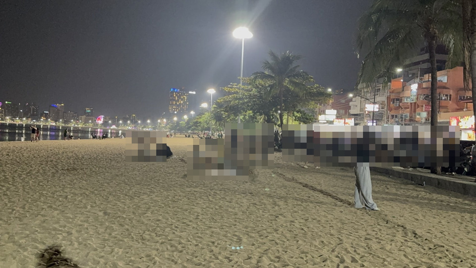 หนุ่มเร่ร่อนอารมณ์เปลี่ยว นอนชักจ้าวโลก ท่ามกลางบรรยากาศเสียงคลื่นและหาดทราย 