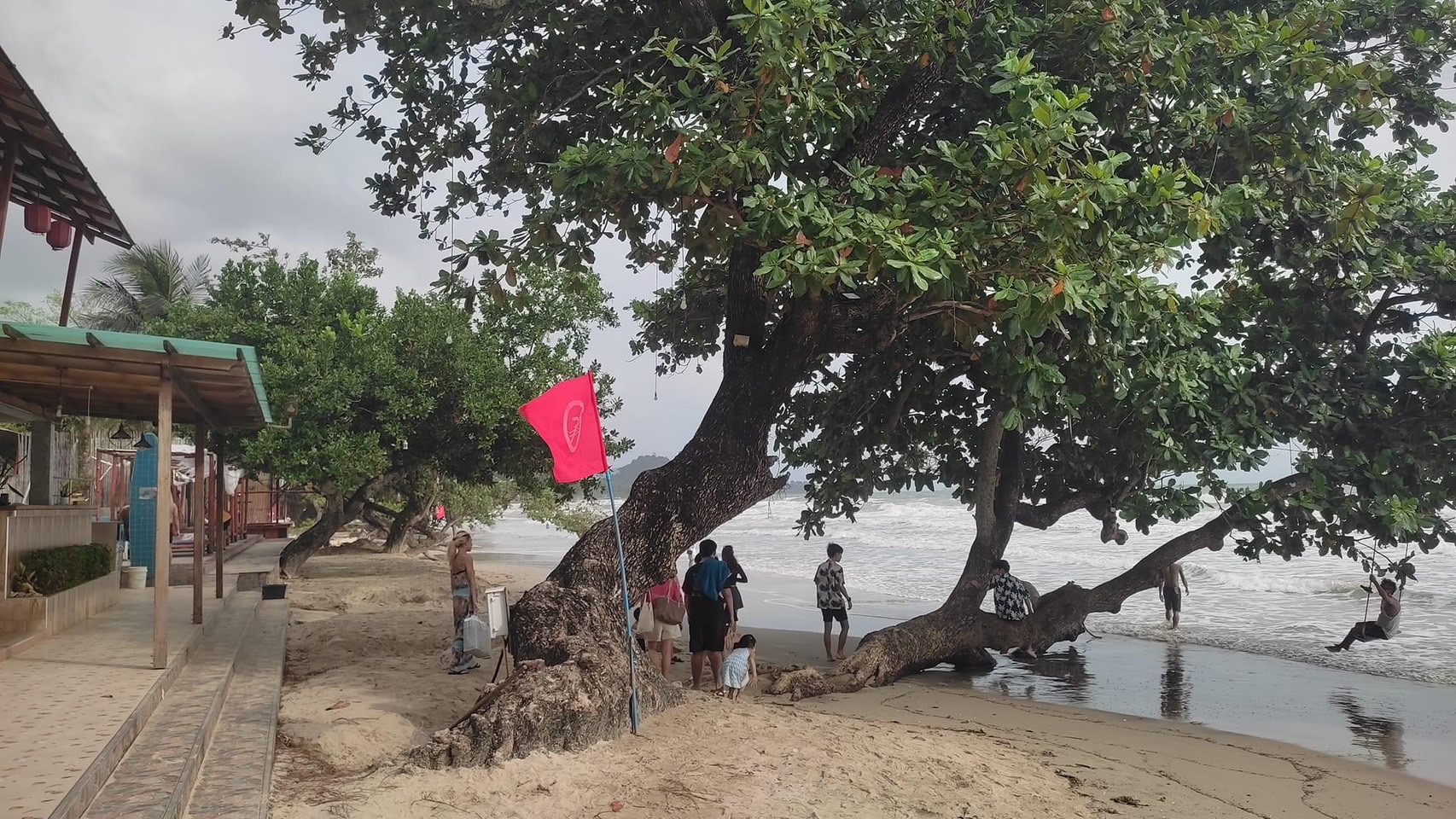 อุทยานฯเกาะช้างเตือนนทท.ห้ามลงเล่นน้ำทะเล​  หวั่นเหตุจมน้ำ ปักธงแดงเตือน​ ระบุ 5 วันรายได้เที่ยวอุทยานเกิน 2 แสน