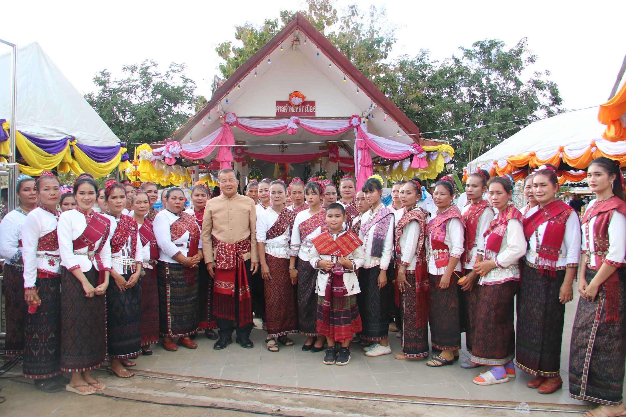 กาฬสินธุ์ บวงสรวงศาลหลักเมืองสามชัย โชว์วิถีผู้ไทยผ้าไหมแพรวา
