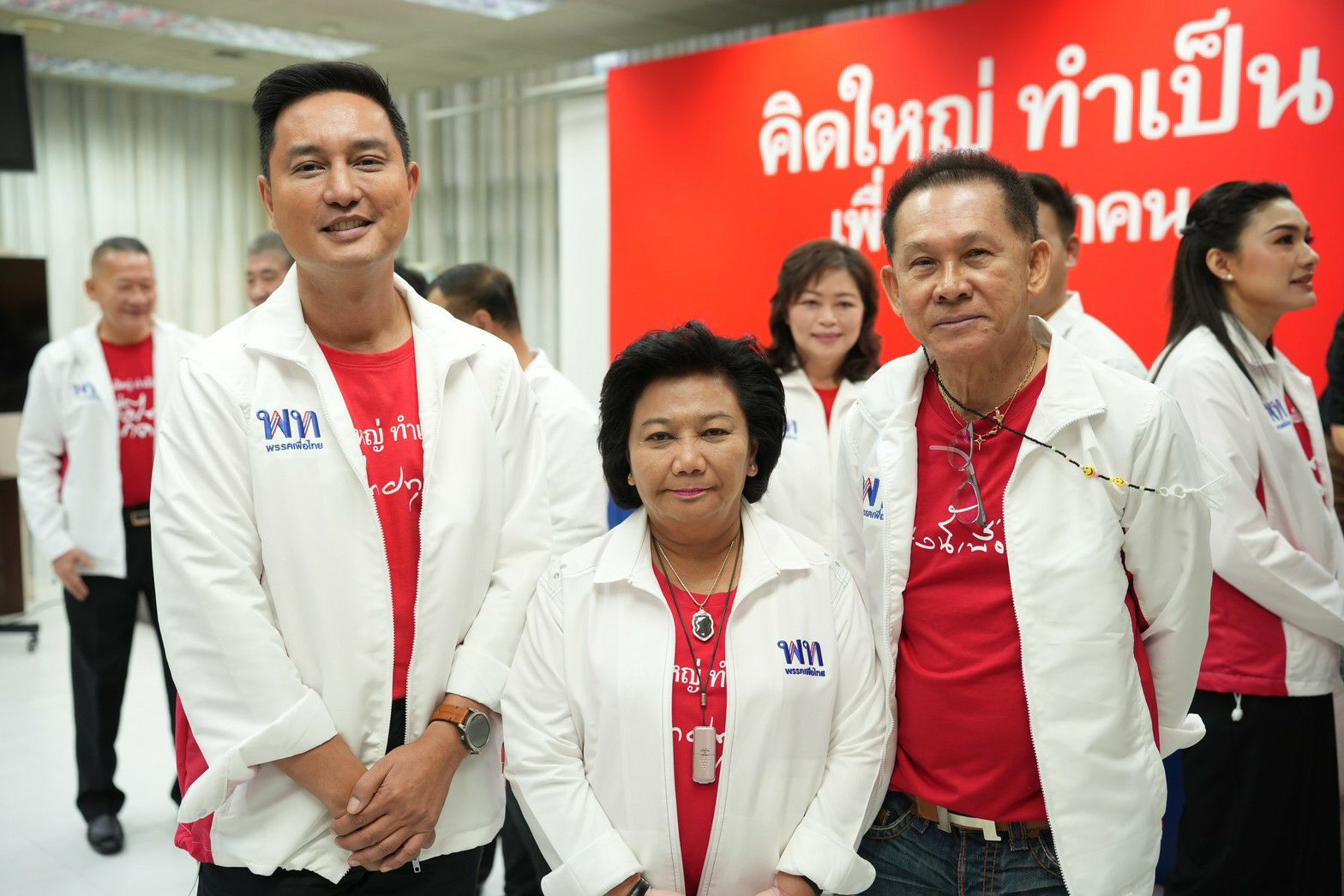 "ก้อง อายุน้อยร้อยล้าน" สวมเสื้อ "พรรคเพื่อไทย" ฝันอยากเห็นเศรษฐกิจกลับดีขึ้นเหมือนสมัย "ไทยรักไทย-พท." เป็นรัฐบาล