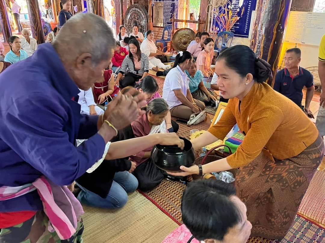"สส.สุภาพร" ถือบาตรรับบริจาคปัจจัยจากผู้มีจิตศรัทธา ในงานบุญกฐินวัดบ้านดอนกลอย