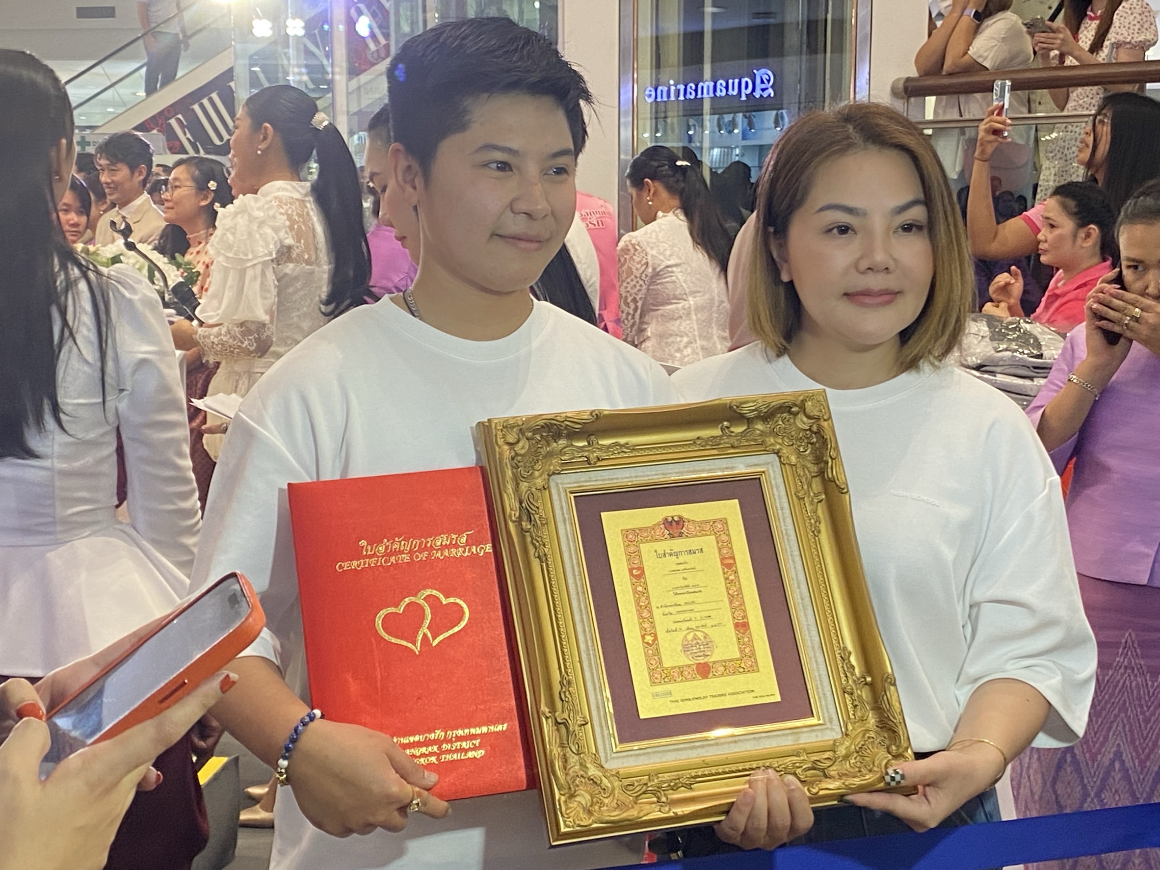 "ชัชชาติ" ร่วมอวยพร มอบทะเบียนสมรสทองคำคู่รักคู่แรก ประจำปี 68