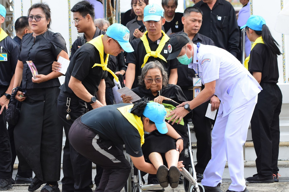 ปวงชน หลั่งไหลกราบถวายบังคมพระบรมศพ "พระบรมราชชนนีพันปีหลวง" ด้วยสำนึกในพระมหากรุณาธิคุณ
