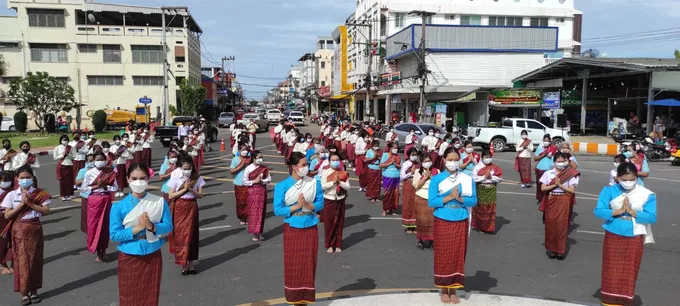 อลังการ! เศรษฐีหน้าใหม่ถูกหวย 12 ล้าน นำนางรำ 121 คน รำบวงสรวงหน้าอนุสาวรีย์พระยาสุรินทร์ภักดีฯ