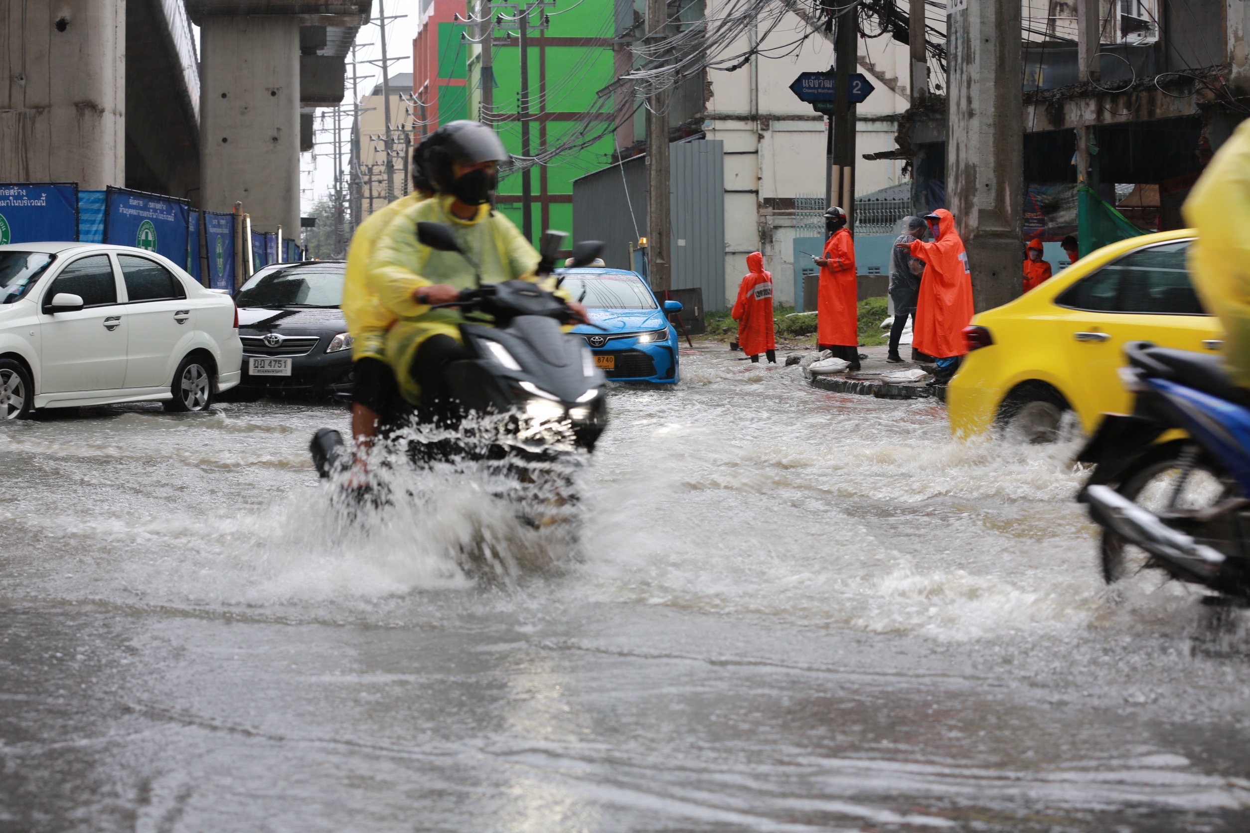 บางเขนอ่วม!! ฝนตกต่อเนื่อง น้ำท่วมวงเวียน "จนท.สนง.เขต" ระดมกำลังอำนวยความสะดวกจราจร 