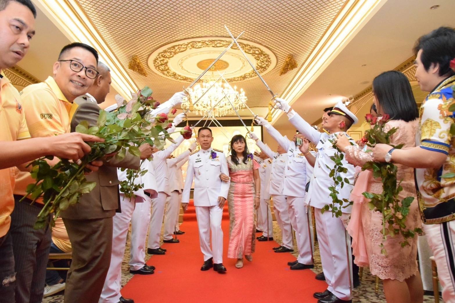 “สน.เพชรเกษม จัดงานเกษียณอายุราชการ ส่งพี่ๆ สู่ครอบครัว และจัดเลี้ยงขอบคุณข้าราชการตำรวจพร้อมครอบครัว”