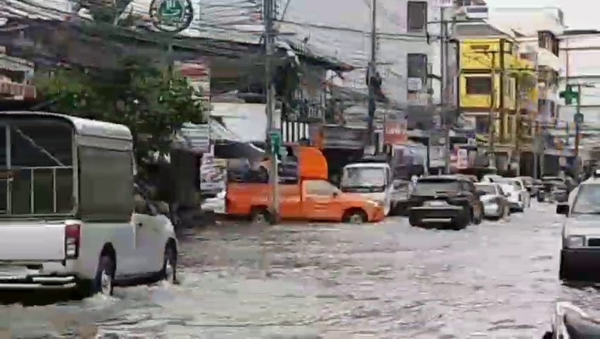 "นนทบุรี" น้ำท่วมขังหมู่บ้านประชานิเวศน์ 3 ชาวบ้านเดือดร้อนหนัก หวั่นฝนตกซ้ำ