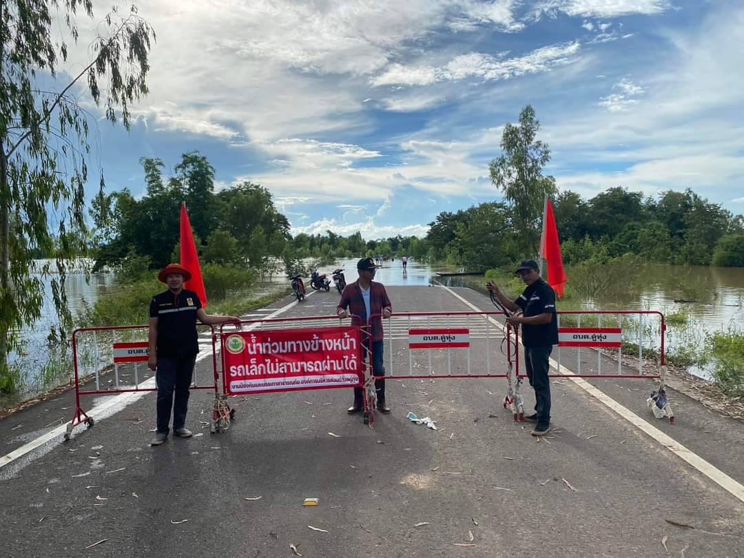 อบต.ดู่ทุ่งปิดถนนห้ามรถผ่านหลังน้ำท่วมสูงระยะทางกว่า2กม.ป้องกันอันตราย