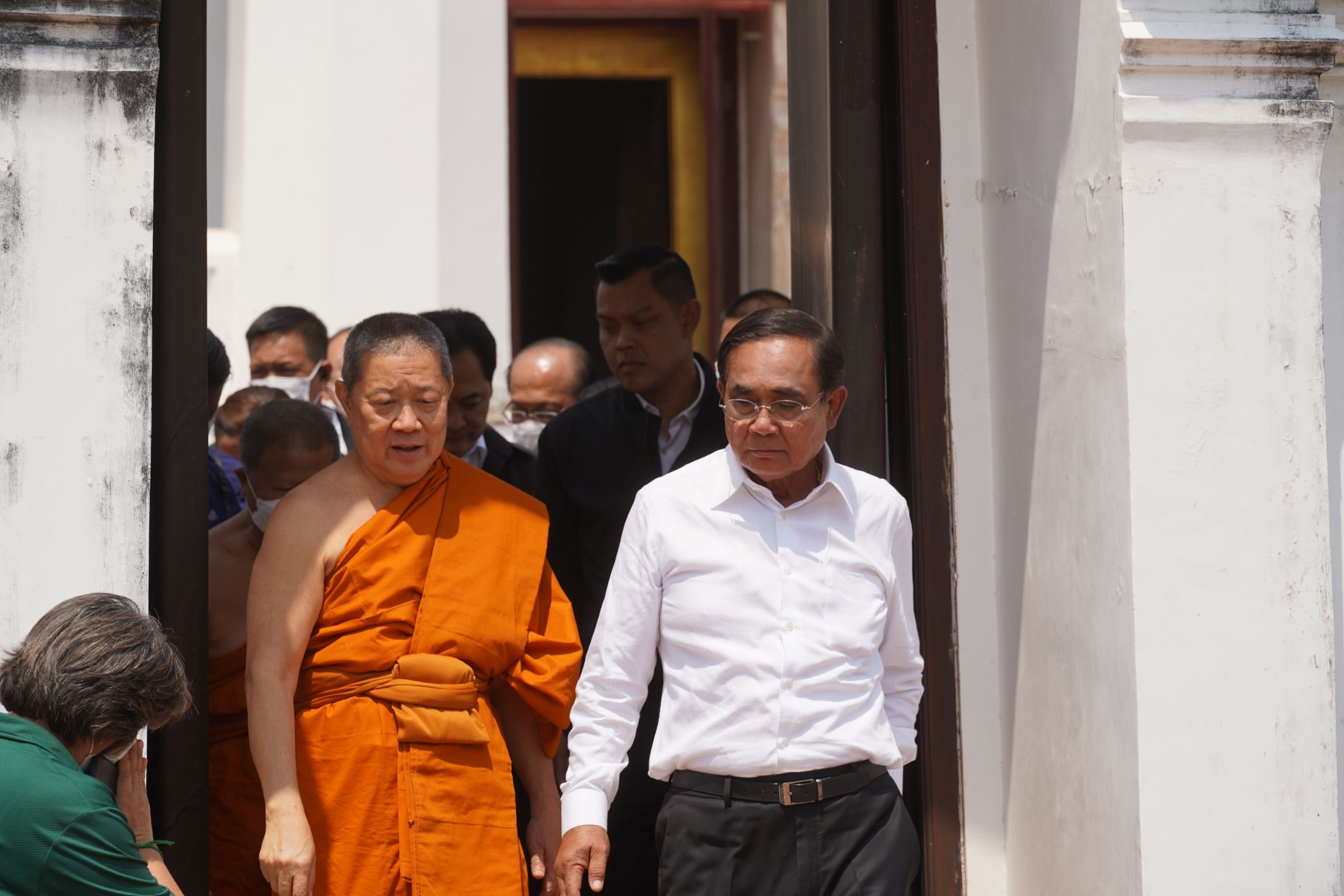 "บิ๊กตู่"  ถือเคล็ดเข้าวัดหน้าพระเมรุ พร้อม "เจ้าคุณธงชัย" ไหว้พระพุทธนิมิตวิชิตมาร