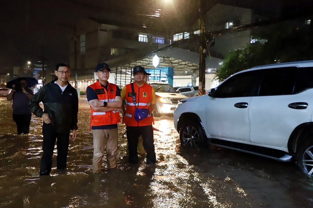 ระทึกน้ำท่วมขัง! กลางเมืองสุราษฎร์ฯ หลังฝนตกหนักนานกว่า 3 ชั่วโมง สั่งปิดโรงเรียนเขตเทศบาลนคร