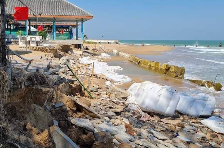ที่ปรึกษา รมต.สำรวจชายหาดปากน้ำปราณโดนคลื่นทะเลกัดเซาะเสียหายหนัก