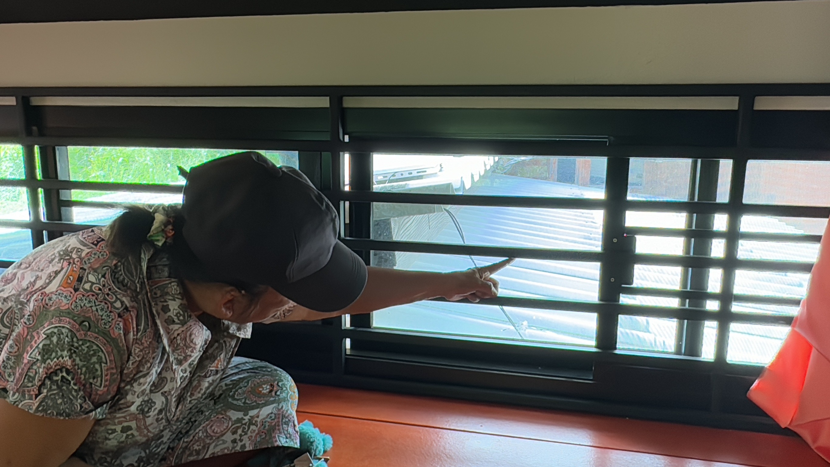 ชาวบ้านผวากระสุนปริศนาเจาะกระจกหน้าต่างห้องนอนย่านอำเภอสัตหีบ