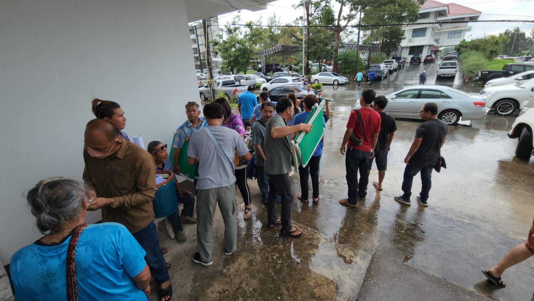 กรรมการรับหีบบัตรเลือกตั้งซ่อม ส.ส.ระยอง เขต 3 คึกคัก พบปัญหาฝนตกเป็นอุปสรรคขนหีบบัตรแต่เป็นไปตามขั้นตอน 