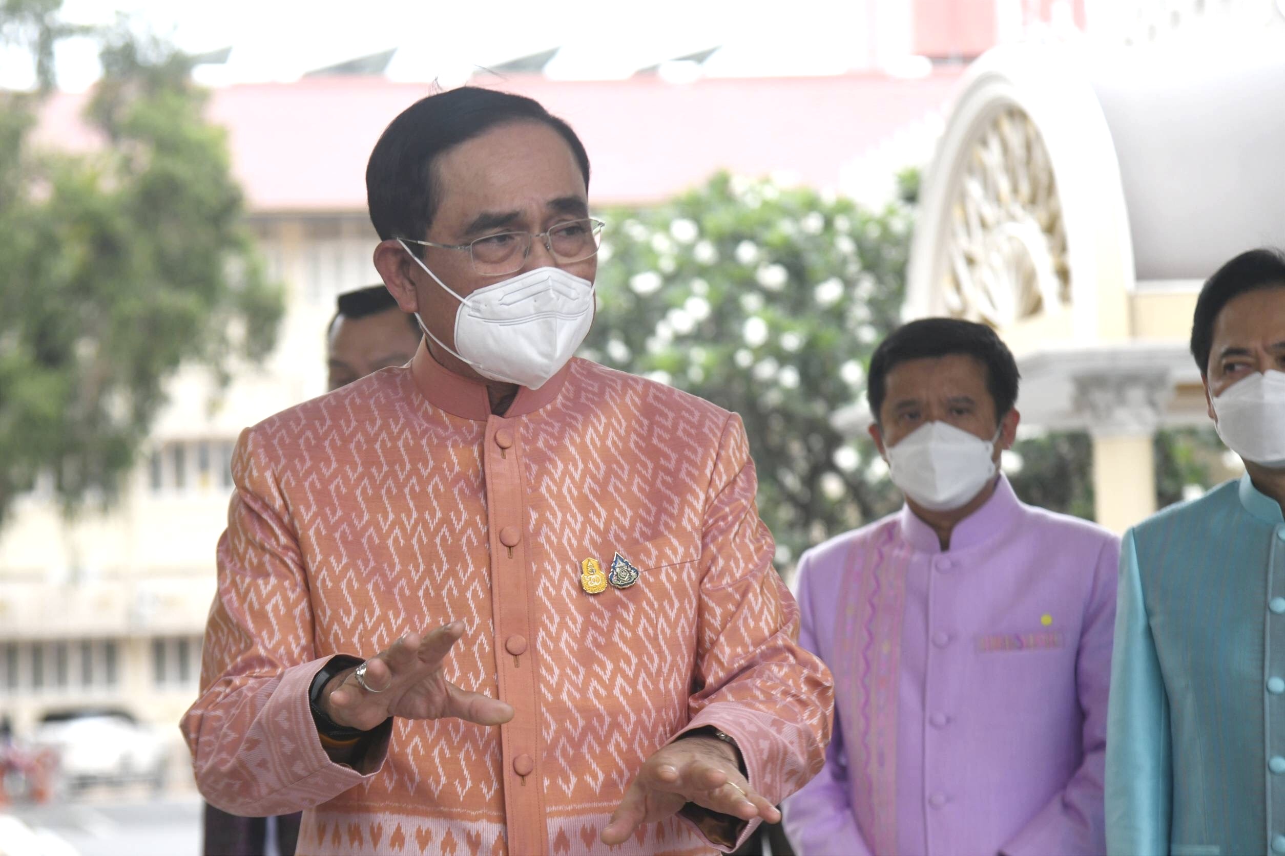 นายกฯ แจง สั่งยกเลิกเชิญ “ส.ส.-ส.ว.-พรรคการเมือง” รดน้ำดำหัวที่ทำเนียบฯ หวั่นโควิด ห่วงปชช.เดินทางกลับบ้าน