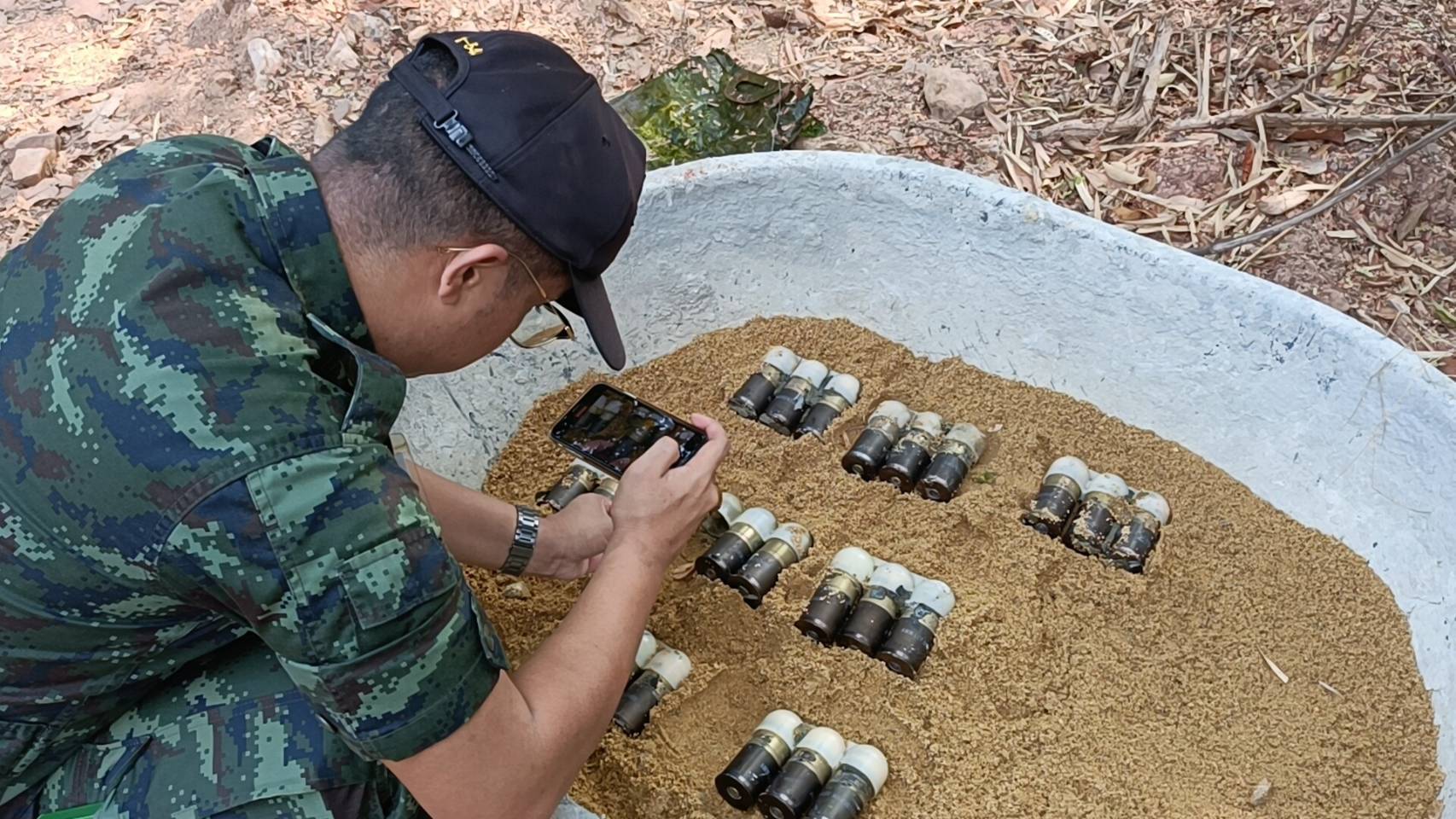 หนุ่มหาปลาในบ่อแทบช็อคเจอลูกปืน m79 กับลูกปืนคอกว่า 20 ลูกจมอยู่ก้นบ่อ