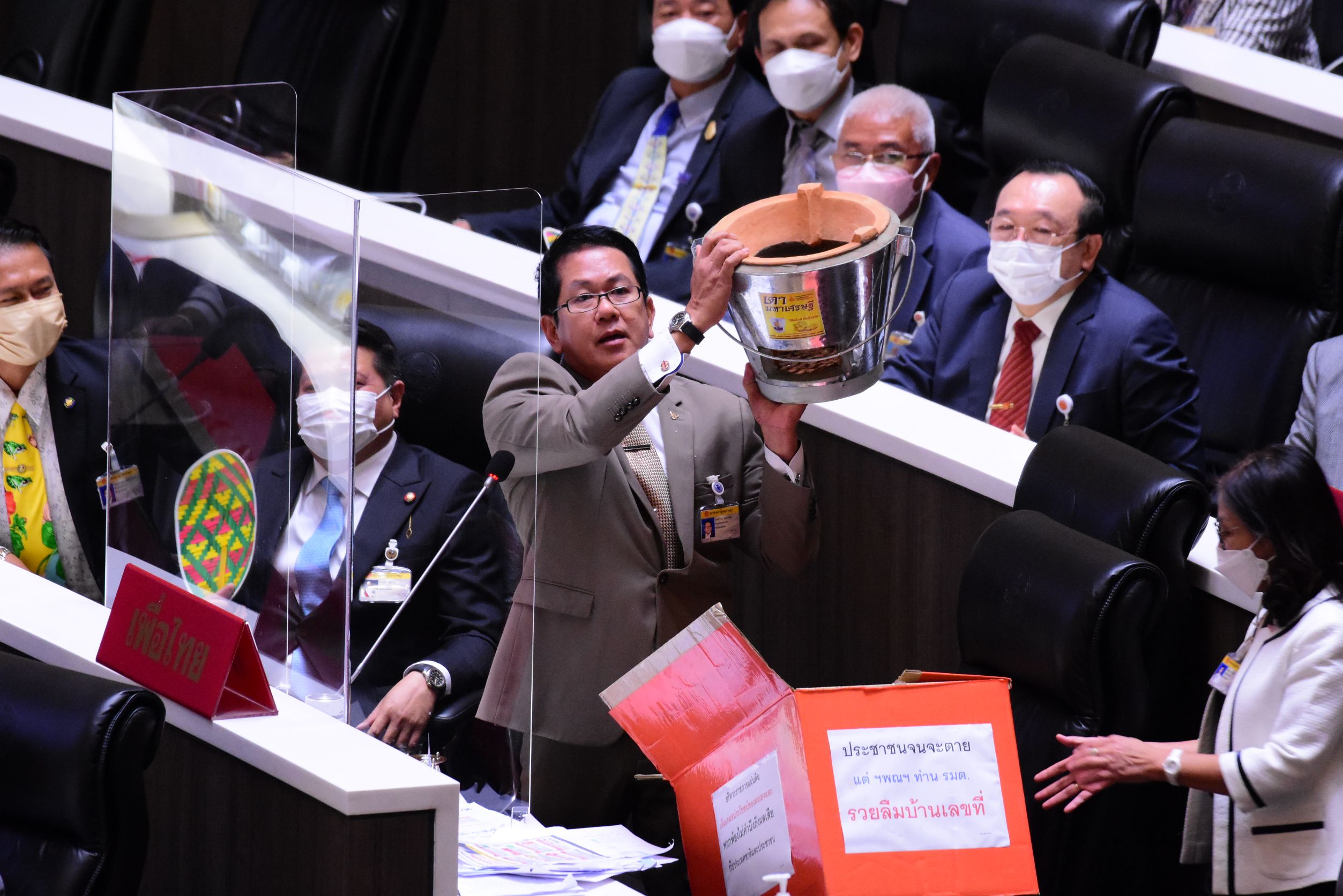 "จิรายุ"เล่นใหญ่! ยก "เตามหาเศรษฐี-พัดสาน" ประชดรบ.โชว์วิธีประหยัดพลังงาน ซัด“บิ๊กตู่”อย่าโทษสงครามทำน้ำมันแพง-ค่าไฟพุ่ง