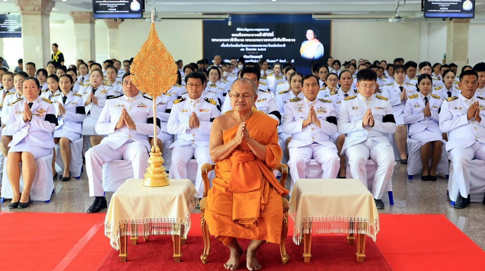 ผู้ว่าฯ ลพบุรีนำพสกนิกรทำบุญตักบาตร 93 รูป ถวายพระราชกุศลวันแม่แห่งชาติ 2569