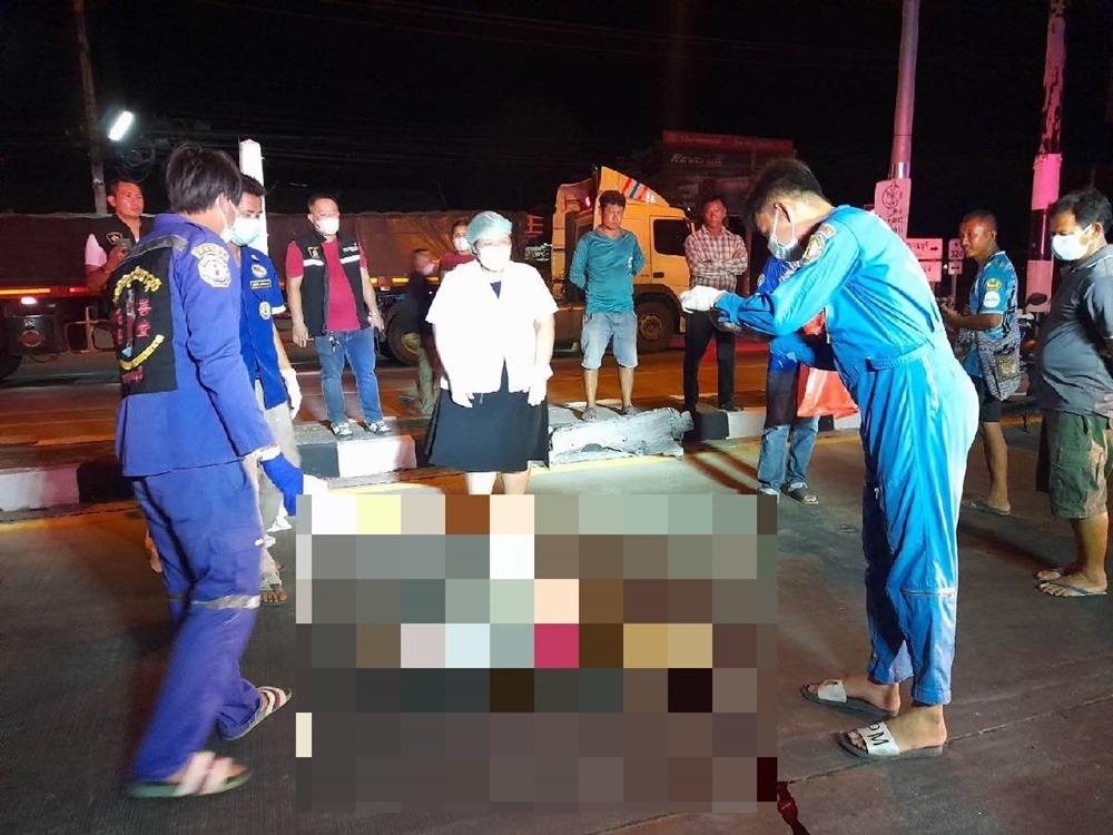 หนุ่มวัย 52 ปี เพี้ยน!! นั่งวิปัสสนากลางแยกไฟแดง เดินออกถนนถูกรถกระบะชนคว่ำ พ่วง 18 ล้อ ทับซ้ำเละคาถนน 