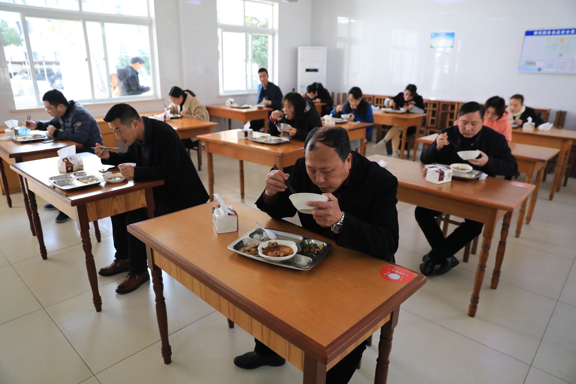 "การรับประทานอาหารสไตล์ห้องสอบ" เพื่อสู้กับโรคระบาด