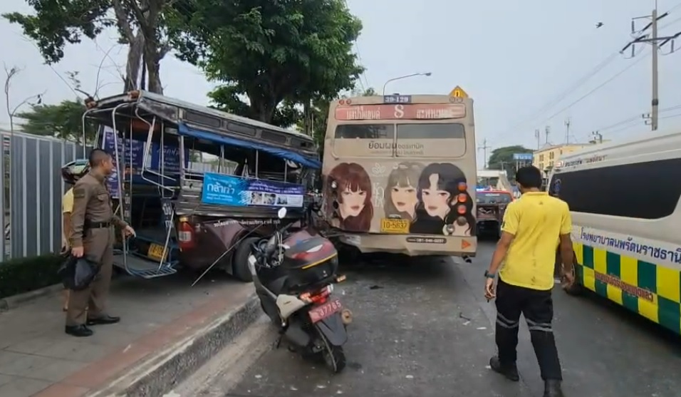 คนขับรถสองแถววูบหมดสติพุ่งชนจยย.อัดท้ายรถเมล์สาย 8 บาดเจ็บ 13 รายปากซอยเสรีไทย 29