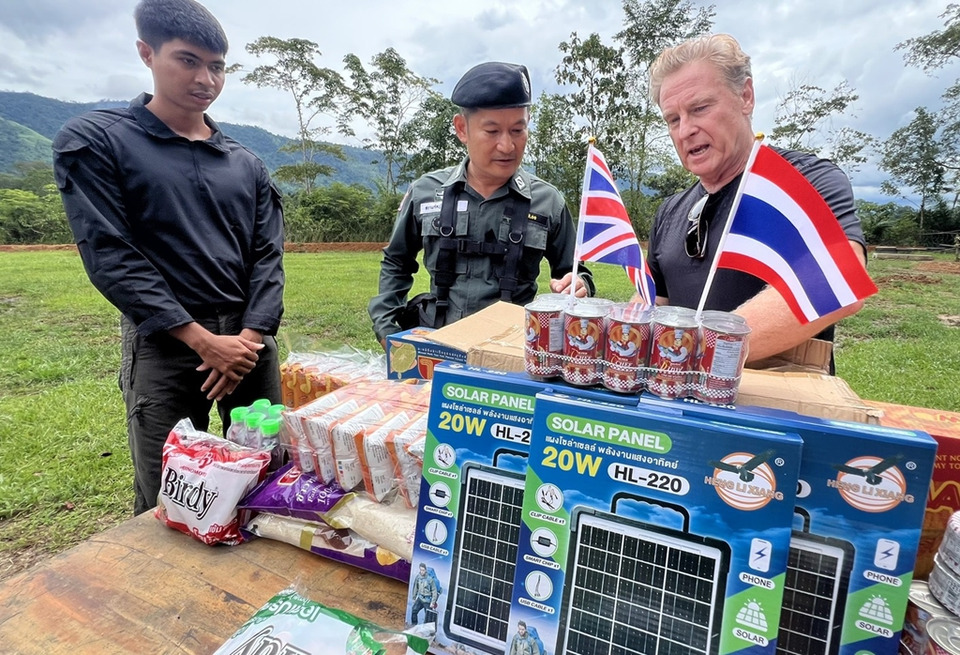 ฝรั่งหัวใจไทย! บินไกลสู่ชายแดนมอบโซล่าเซลล์-อาหารแห้ง ให้ ตชด.ตราด พร้อมตะโกน "ไทยแลนด์ สู้ สู้"