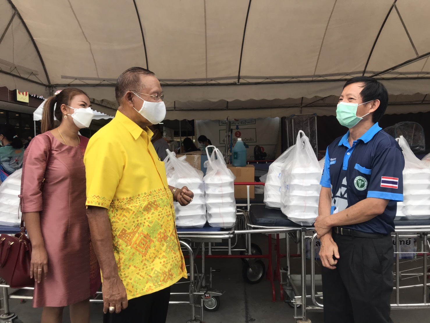 นายกอบต.เขาไม้แก้วมอบชุด PPE หนุนนักรบชุดขาว ผ่านวิกฤติ covid-19