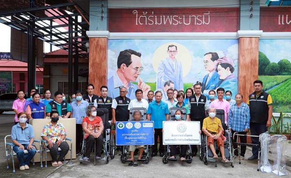 อบจ.อ่างทอง มอบกายอุปกรณ์ให้ผู้สูงอายุ ผู้พิการ ผู้ป่วยติดเตียงเขตพื้นที่อำเภอโพธิ์ทอง 
