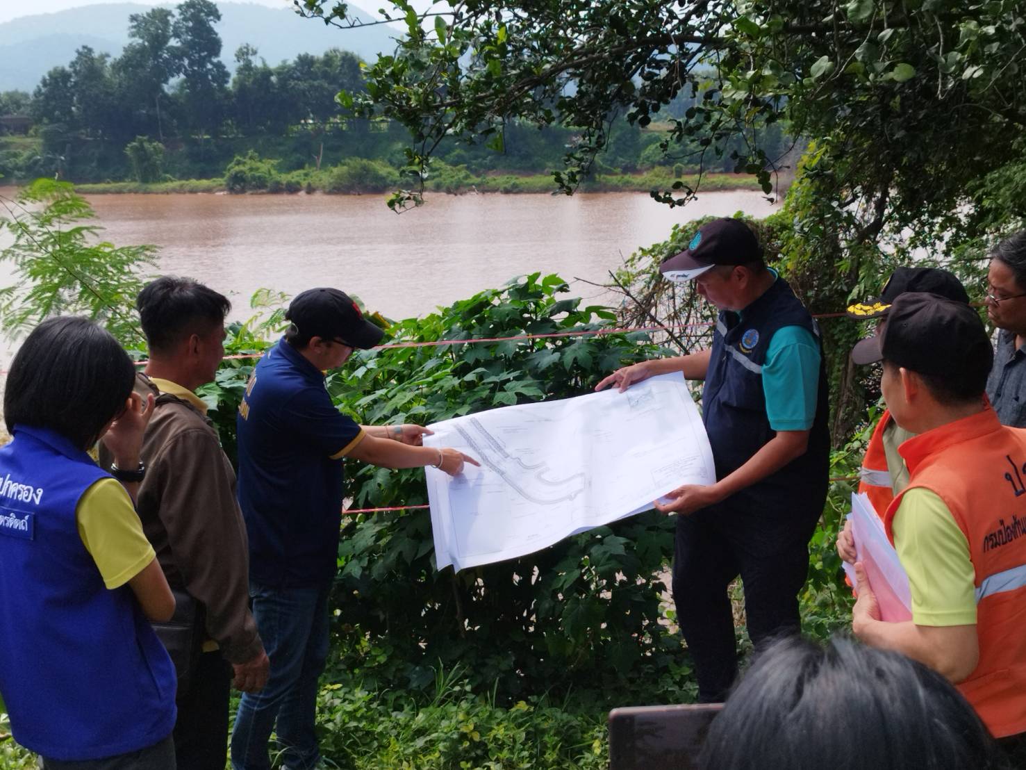คบ.ผาจุก ลงพื้นที่สำรวจตลิ่งริมแม่น้ำน่าน บริเวณบ้านหาดสารส้ม หลังเกิดเหตุดินสไลด์