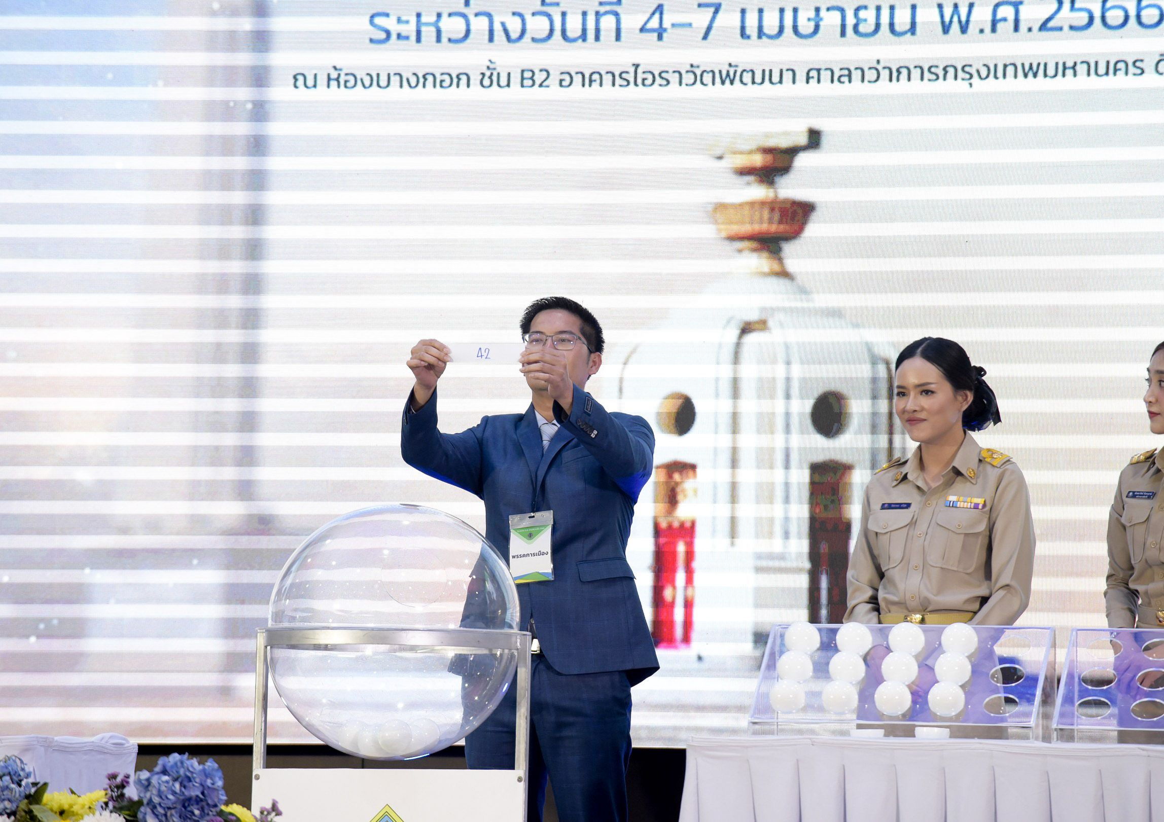 ‘พี่เต้’ใส่สูทเจมส์ บอนด์ 007 นำทัพไทยศรีวิไลย์ ยื่นสมัคร ส.ส.บัญชีรายชื่อ ได้หมายเลข 42