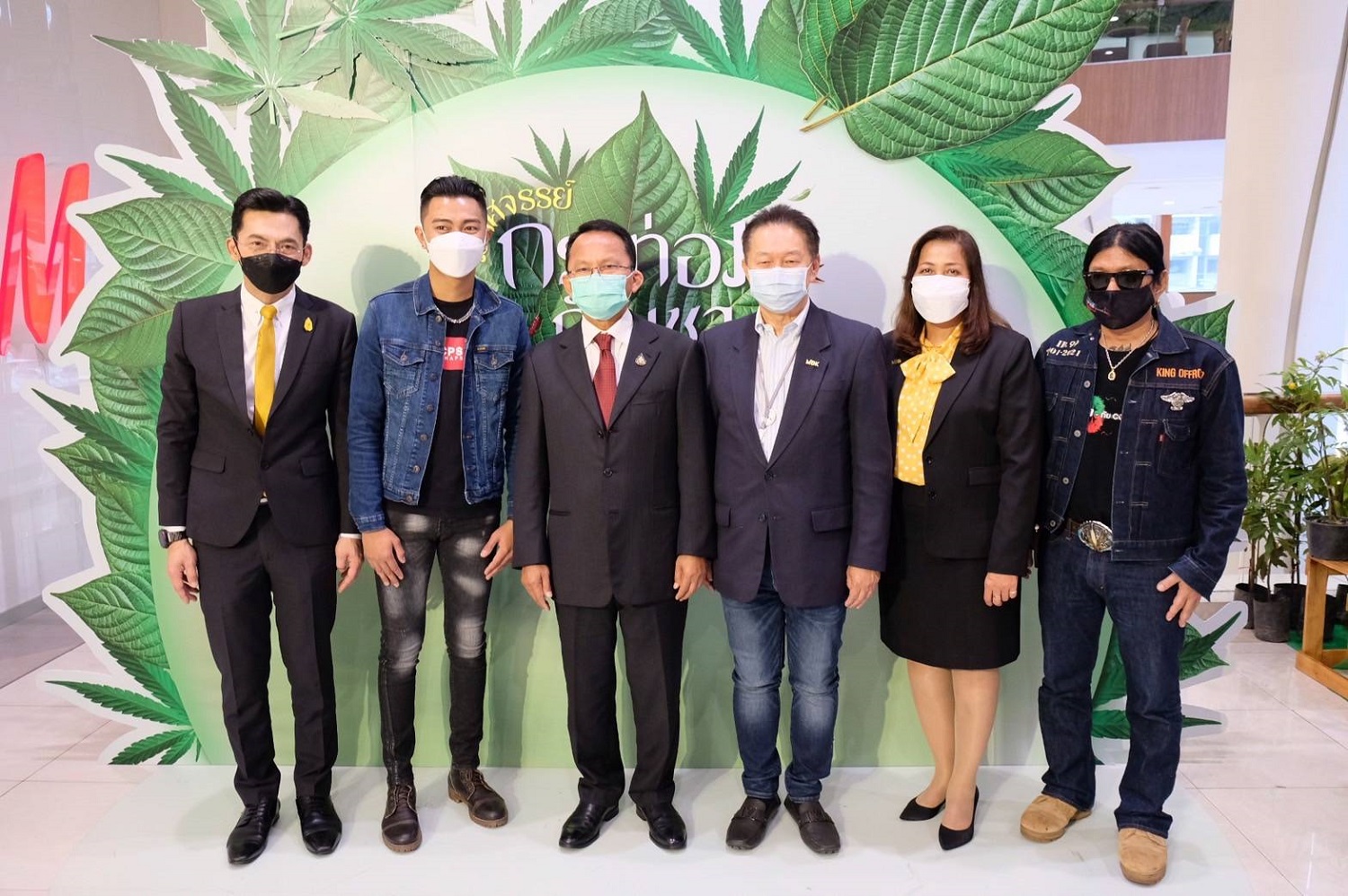 ‘อ.ไข่ มาลีฮวนน่า-แซ็ค ชุมแพ’ชวนสายเขียวเที่ยว  งาน “มหัศจรรย์กระท่อมกัญชาและสุดยอดสมุนไพรไทย” 