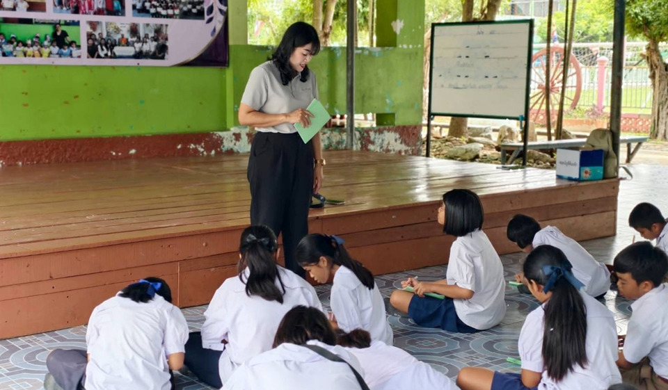 สตง.อ่างทองสอนนักเรียนวัดอบทม ทำบัญชีต้นกล้าเศรษฐกิจพอเพียง ฝึกออม-วางแผนใช้จ่าย