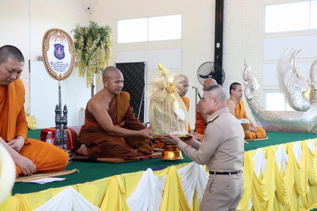 ทัพเรือภาคที่ 1 จัดพิธีถวายภัตตราหารเพลแด่พระภิกษุสงฆ์ในโครงการอุปสมบทหมู่เฉลิมพระเกียรติฯ