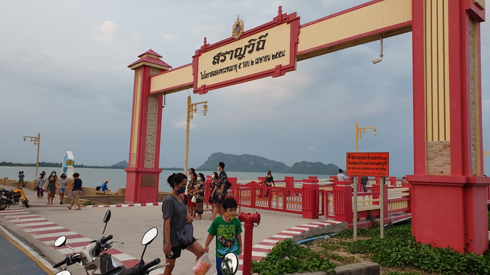 วันหยุดสงกรานต์นักท่องเที่ยวแห่พักผ่อนชายหาดอ่าวประจวบเพิ่มขึ้น 