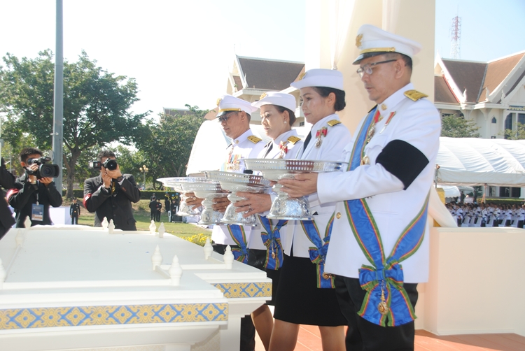 พสกนิกรชาว"มหาสารคาม"ร่วมพิธีถวายดอกไม้จันทน์พระราชพิธีถวายพระเพลิงพระบรมศพ