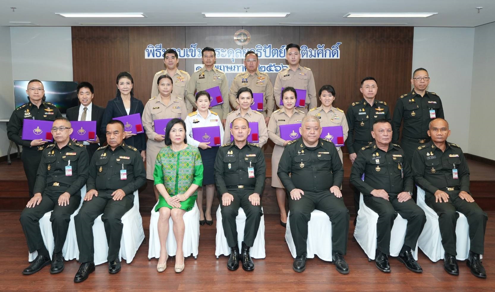 สท.เต้ย คุณโศภชา บิ๊กบอส GUNKUL คุณเก็ท ผู้บริหาร ITEL รับมอบเข็มพระดุลยาธิปัตย์กิตติมศักดิ์ จากเจ้ากรมพระธรรมนูญ
