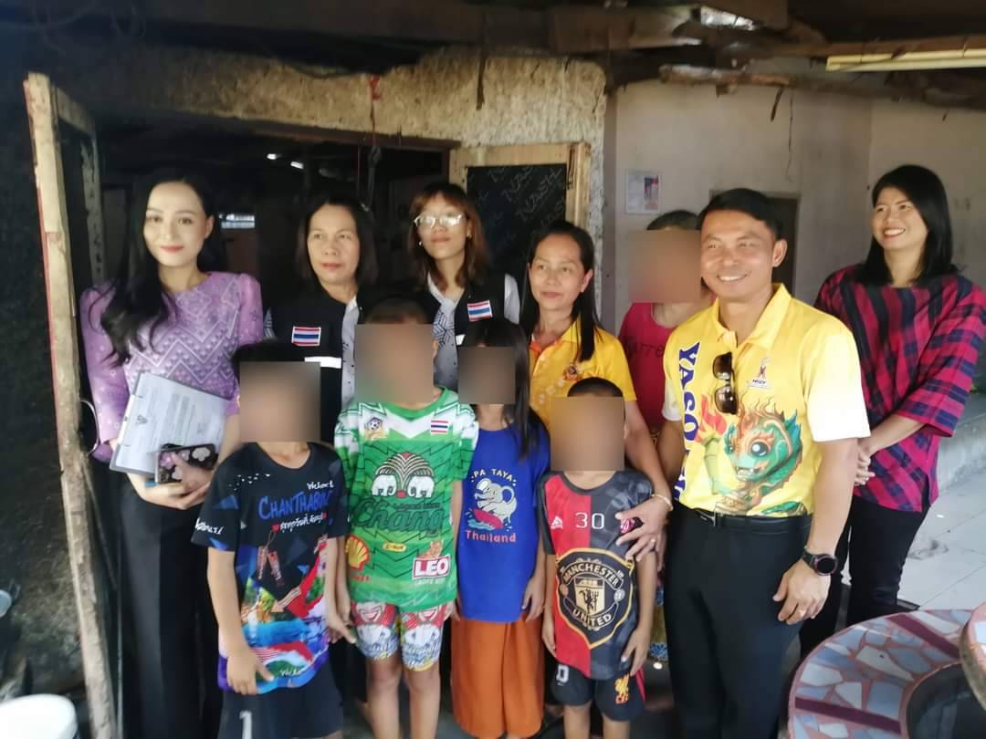 ศูนย์ดำรงธรรมอำเภอเมืองยโสธรลงพื้นที่เยี่ยมครอบครัวและนักเรียนผู้ประสบปัญหาทางสังคม