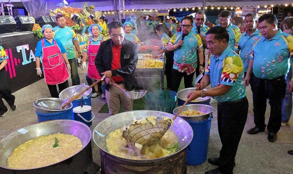 ผู้ว่าฯ ระยอง โชว์ทุเรียนทอดกระทะยักษ์  เปิดงาน "มหกรรมเทศกาลดนตรี สีสัน ผลไม้สไตล์ตะพงฯ"