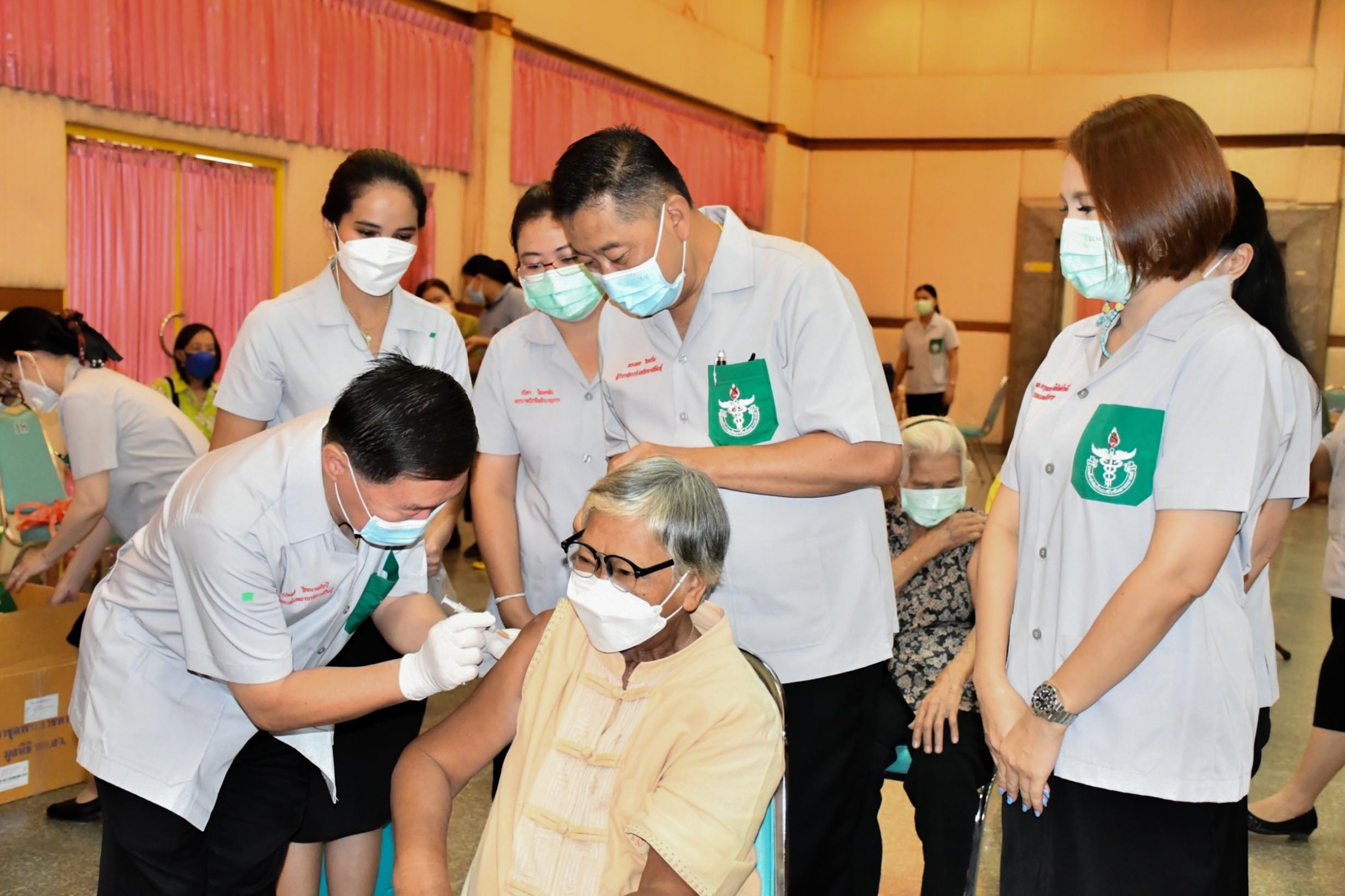 กาฬสินธุ์ ฉีดวัคซีนพระราชทานซิโนฟาร์มแก่ประชาชนกลุ่มเปราะบาง