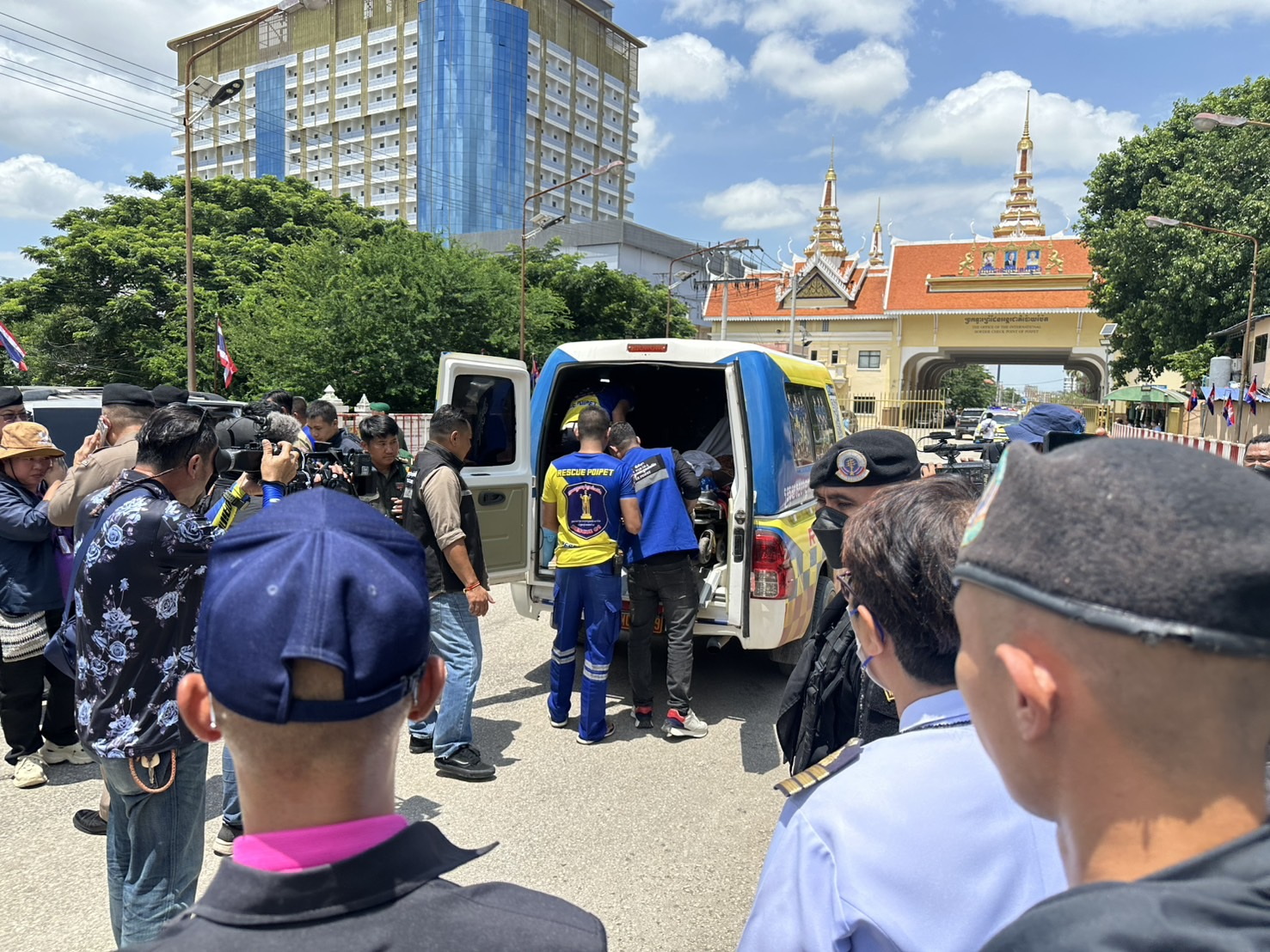 ไทย - กัมพูชาร่วมส่งผู้ป่วยข้ามแดนผ่านด่านบ้านคลองลึก สระแก้ว 4 รายแรก