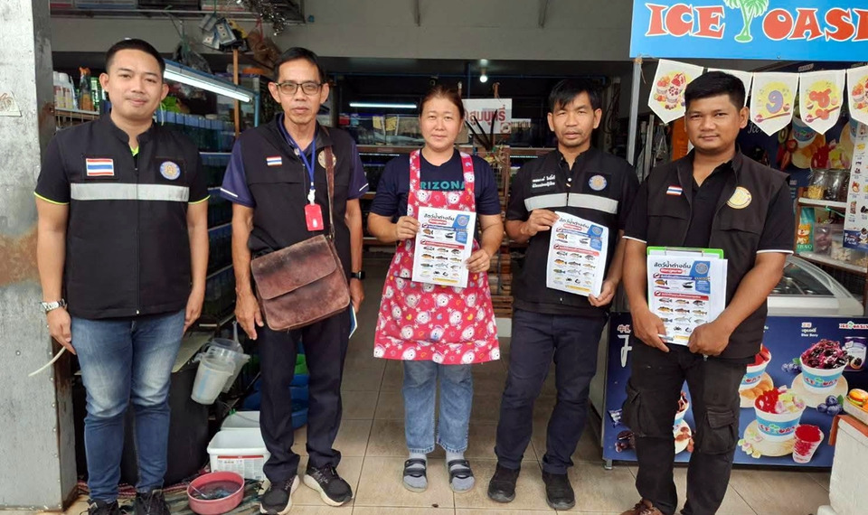 ประมงอ่างทองตรวจร้านปลาสวยงามเมืองอ่างทอง ย้ำผู้ค้าเข้มกฎหมายประมง ไม่พบการกระทำผิด