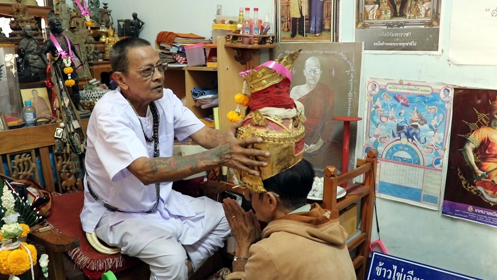 ชาวบ้านแห่ส่องเลขเด็ด! งานพิธีไหว้ครูอาจารย์น้อย ครอบเศียรพ่อแก่ปู่ฤาษีหน้าทอง
